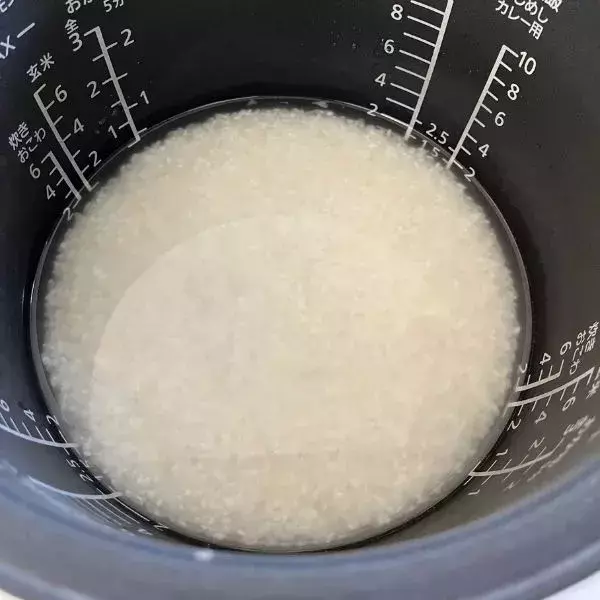 炊飯前にごま油を『小さじ1杯』入れて！　炊き上がりの違いに「目からウロコ」「お手軽すぎ」