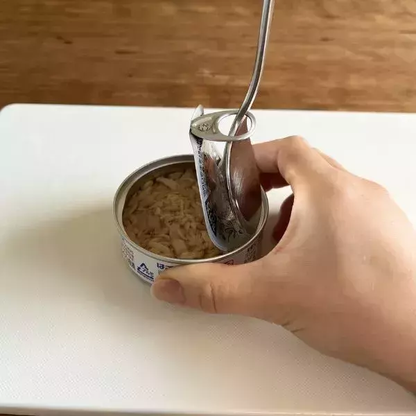 『調味料キャップが外れない』を解決！　驚きの裏技に「これは知らなかった」