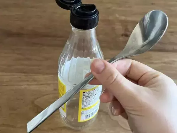 『調味料キャップが外れない』を解決！　驚きの裏技に「これは知らなかった」