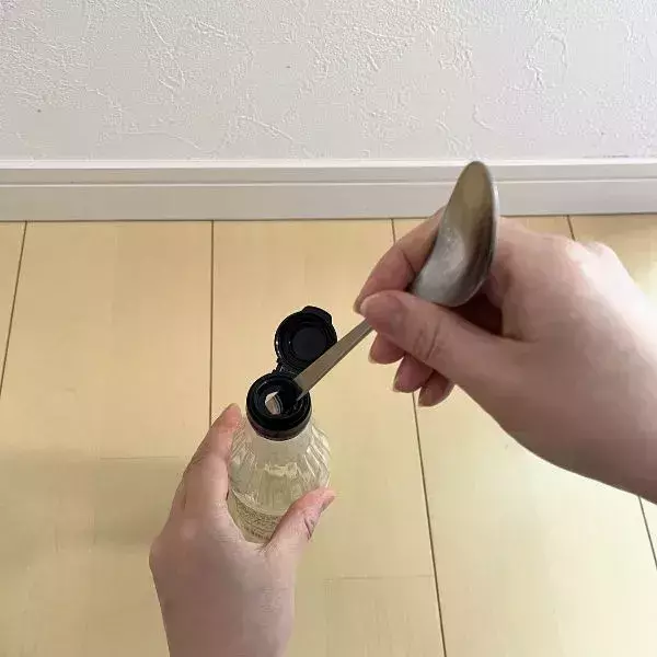 『調味料キャップが外れない』を解決！　驚きの裏技に「これは知らなかった」