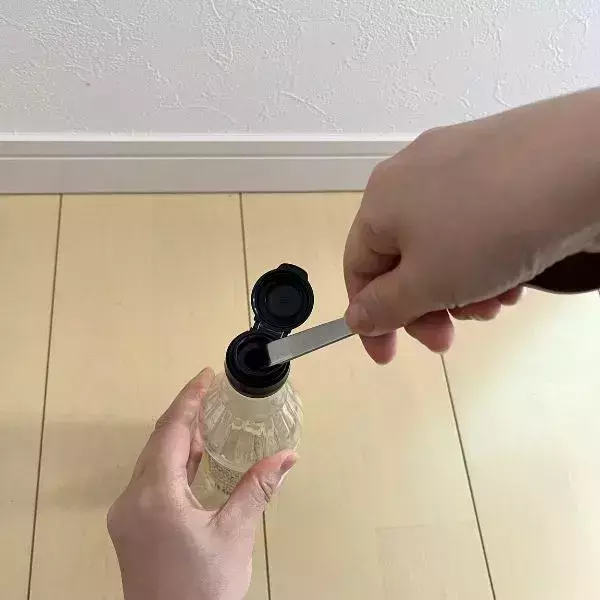 『調味料キャップが外れない』を解決！　驚きの裏技に「これは知らなかった」