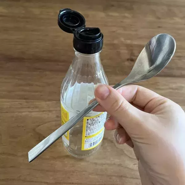 『調味料キャップが外れない』を解決！　驚きの裏技に「これは知らなかった」