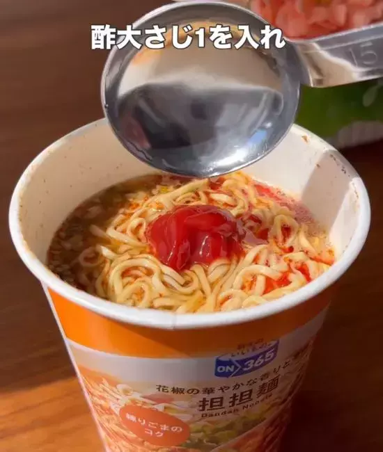 カップの担々麺に卵黄とチーズをのせると？　味変テクに「お腹減った」「これはハマる」