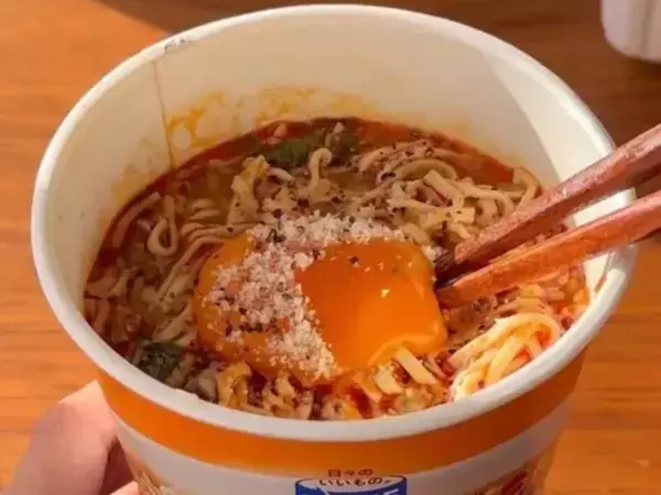 カップの担々麺に卵黄とチーズをのせると？　味変テクに「お腹減った」「これはハマる」