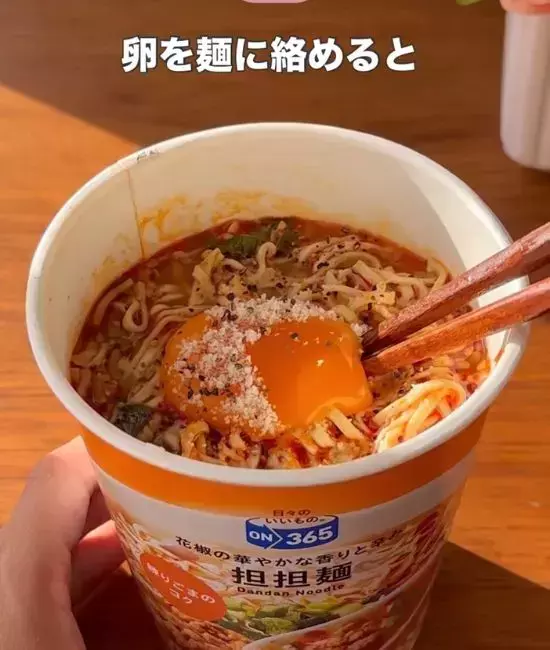 カップの担々麺に卵黄とチーズをのせると？　味変テクに「お腹減った」「これはハマる」