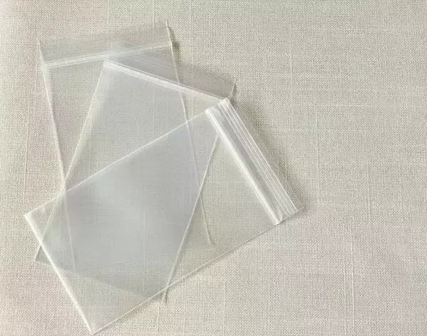 保存袋に切り込みを入れると？　意外な使い道に「めっちゃ便利」「出張で試す」【不用品の活用法4選】