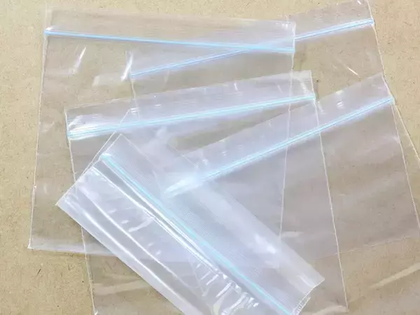 保存袋に切り込みを入れると？　意外な使い道に「めっちゃ便利」「出張で試す」【不用品の活用法4選】