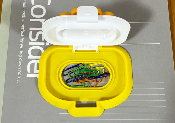 『ウェットシートの蓋』をノートに貼ると…　試して便利だった活用法に「座布団3枚！」