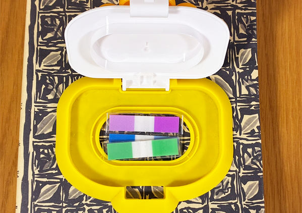 『ウェットシートの蓋』をノートに貼ると…　試して便利だった活用法に「座布団3枚！」