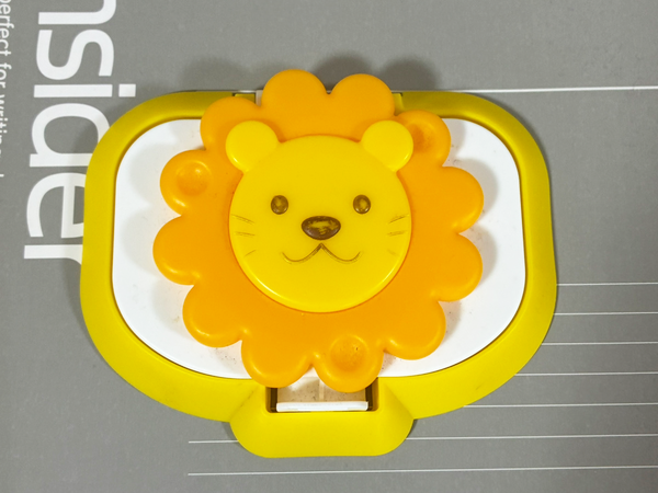 『ウェットシートの蓋』をノートに貼ると…　試して便利だった活用法に「座布団3枚！」