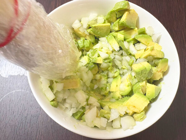 アボカドがあったらこれ作って！　10分でできる絶品ソースに「食べる手が止まらない」
