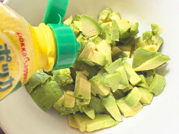 アボカドがあったらこれ作って！　10分でできる絶品ソースに「食べる手が止まらない」