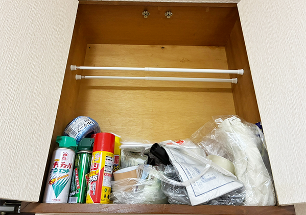 戸棚を開けた瞬間になだれが…　ゴチャゴチャを解消する『収納技』を試したらスッキリ！
