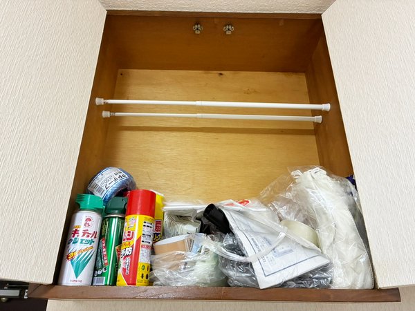 戸棚を開けた瞬間になだれが…　ゴチャゴチャを解消する『収納技』を試したらスッキリ！