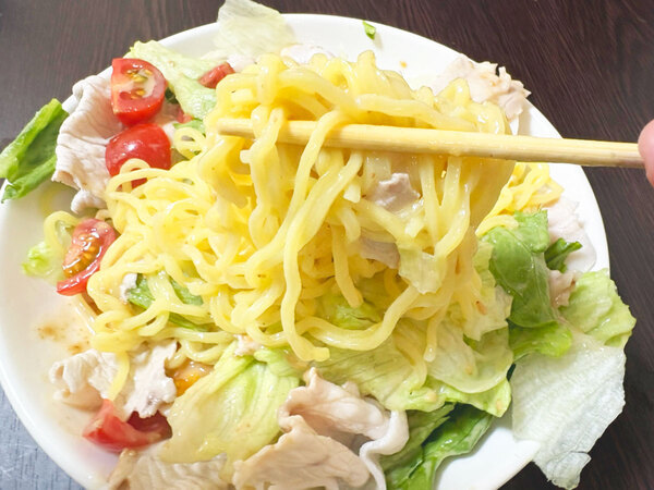 麺を冷水でシメて…　野菜たっぷりの時短レシピに「リピート確定です」「あっさり食べられる」