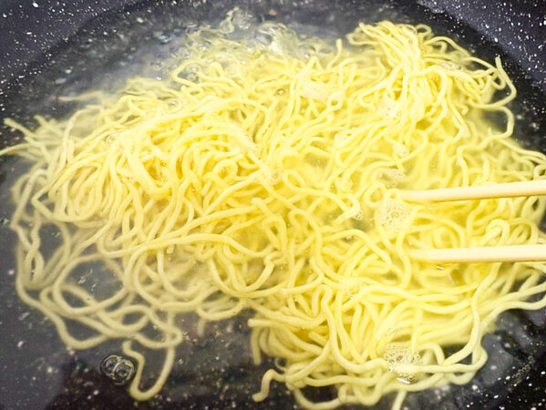 麺を冷水でシメて…　野菜たっぷりの時短レシピに「リピート確定です」「あっさり食べられる」