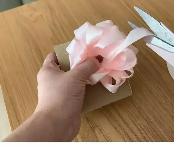 リボンをクルクルと折り返すだけ！　手作りラッピングに「不器用でもできそう」