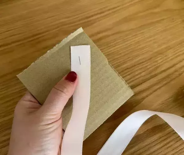 リボンをクルクルと折り返すだけ！　手作りラッピングに「不器用でもできそう」