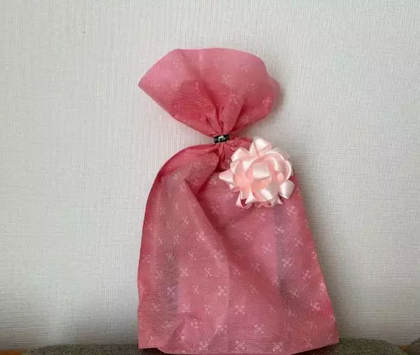 リボンをクルクルと折り返すだけ！　手作りラッピングに「不器用でもできそう」