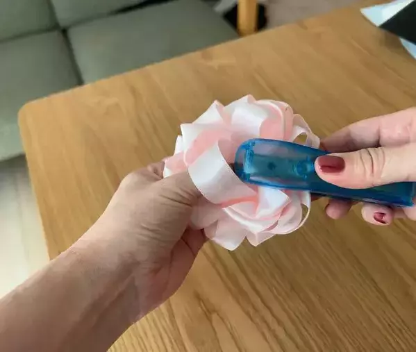 リボンをクルクルと折り返すだけ！　手作りラッピングに「不器用でもできそう」