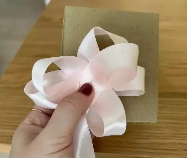 リボンをクルクルと折り返すだけ！　手作りラッピングに「不器用でもできそう」