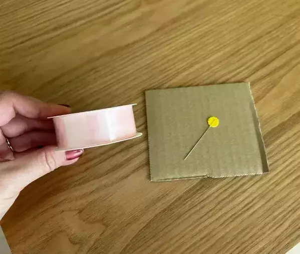 リボンをクルクルと折り返すだけ！　手作りラッピングに「不器用でもできそう」