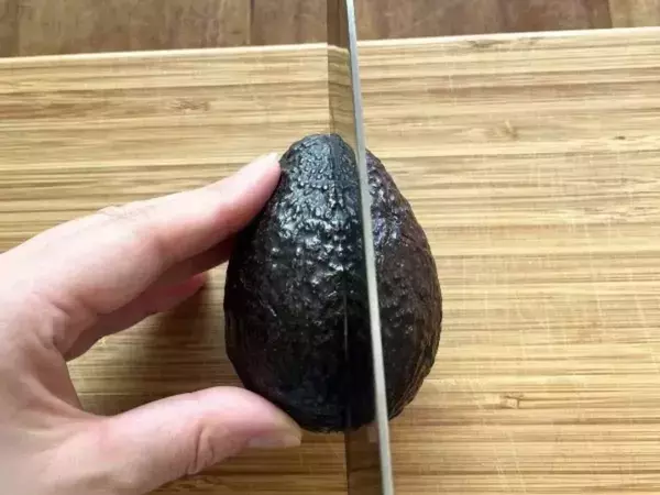 手が汚れるアボカドの下処理　崩さず種を外す裏技に「めっちゃ助かる」「真似する」