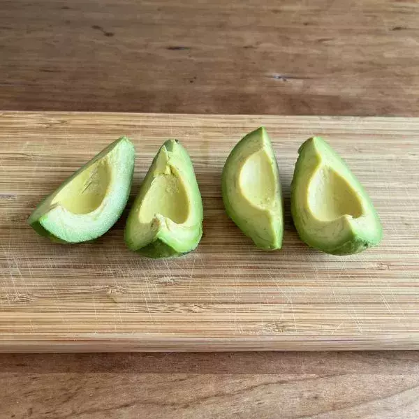 手が汚れるアボカドの下処理　崩さず種を外す裏技に「めっちゃ助かる」「真似する」