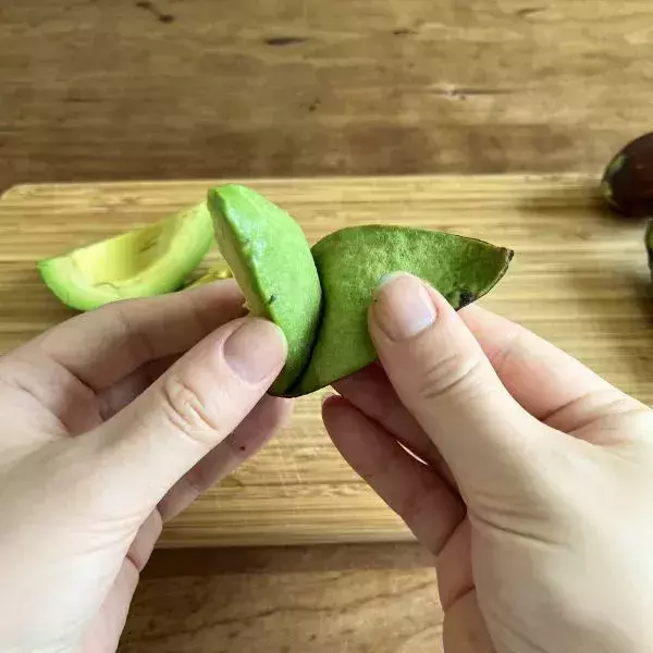 手が汚れるアボカドの下処理　崩さず種を外す裏技に「めっちゃ助かる」「真似する」