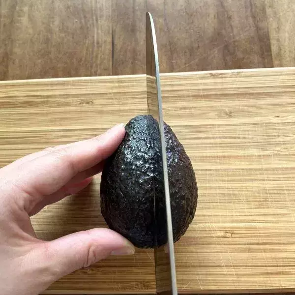 手が汚れるアボカドの下処理　崩さず種を外す裏技に「めっちゃ助かる」「真似する」