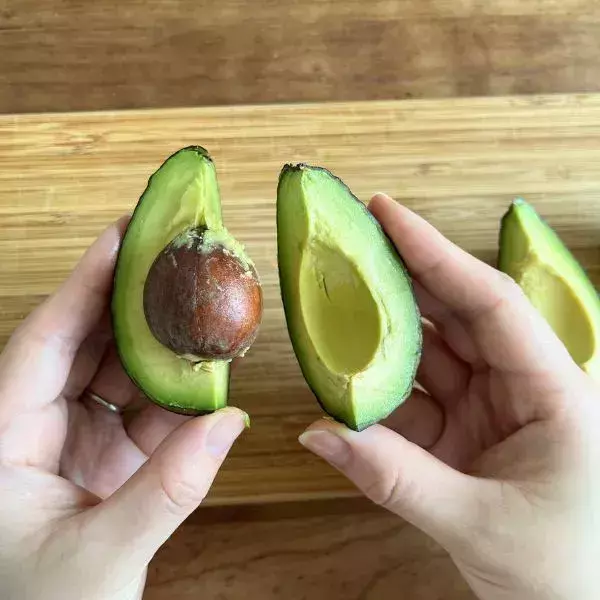 手が汚れるアボカドの下処理　崩さず種を外す裏技に「めっちゃ助かる」「真似する」
