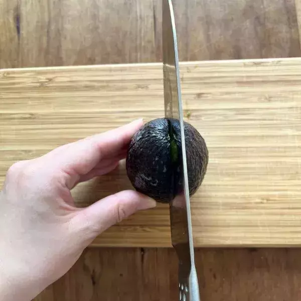 手が汚れるアボカドの下処理　崩さず種を外す裏技に「めっちゃ助かる」「真似する」