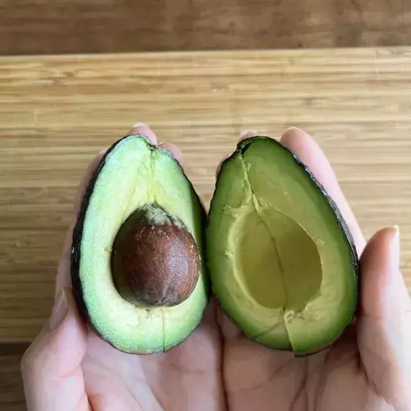 手が汚れるアボカドの下処理　崩さず種を外す裏技に「めっちゃ助かる」「真似する」