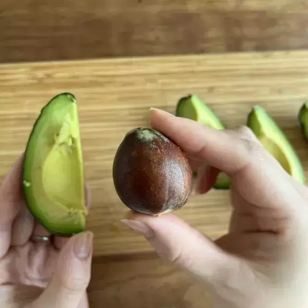 手が汚れるアボカドの下処理　崩さず種を外す裏技に「めっちゃ助かる」「真似する」