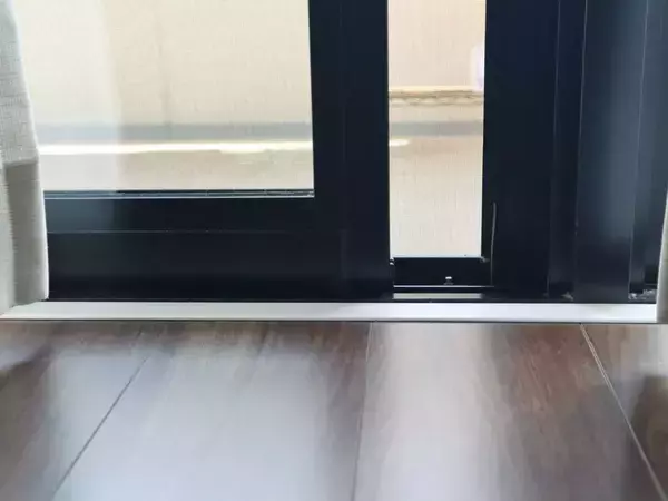 100均『アルカリ電解水』をサッシに吹きかけると？　仕上がりに「ラクそう」「賢い」【掃除テク4選】