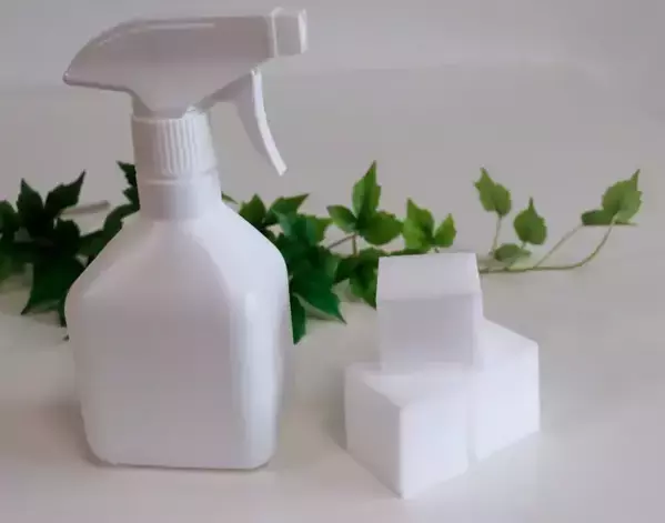 100均『アルカリ電解水』をサッシに吹きかけると？　仕上がりに「ラクそう」「賢い」【掃除テク4選】