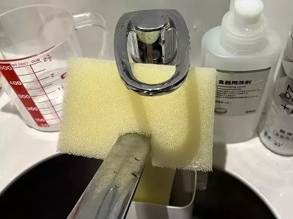スポンジを『2cm』切ったら、コップ洗いが楽になる　収納にも役立つ意外な方法が…