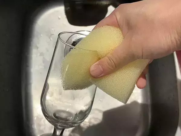 スポンジを『2cm』切ったら、コップ洗いが楽になる　収納にも役立つ意外な方法が…