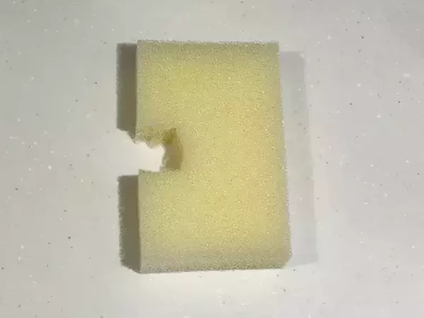 スポンジを『2cm』切ったら、コップ洗いが楽になる　収納にも役立つ意外な方法が…