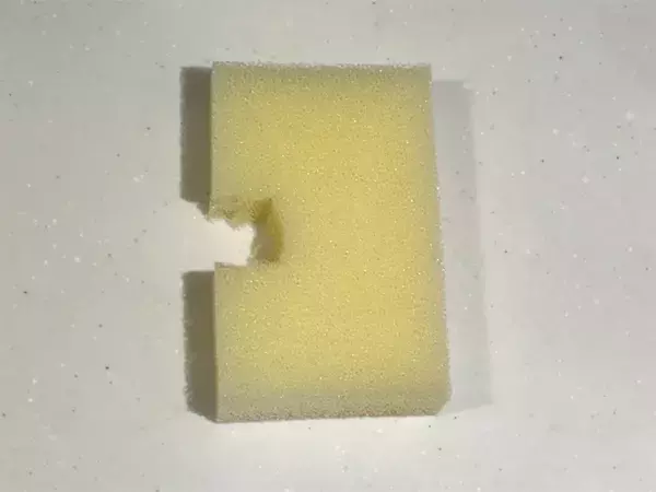 スポンジを『2cm』切ったら、コップ洗いが楽になる　収納にも役立つ意外な方法が…