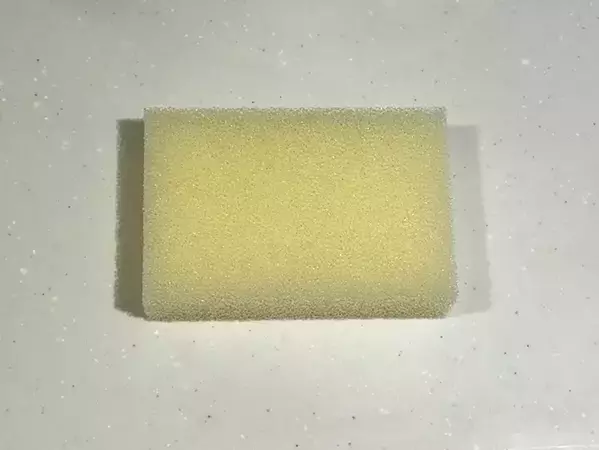 スポンジを『2cm』切ったら、コップ洗いが楽になる　収納にも役立つ意外な方法が…