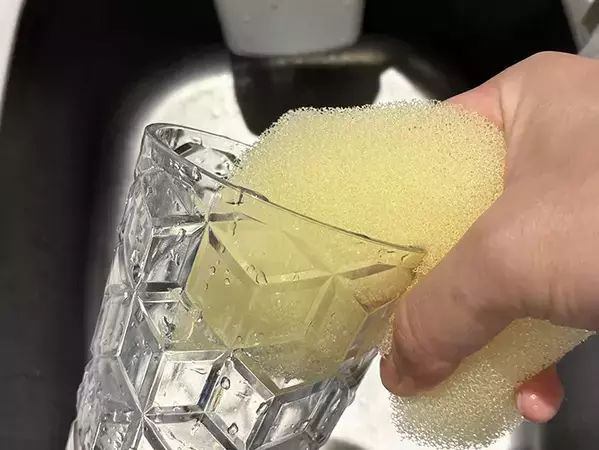 スポンジを『2cm』切ったら、コップ洗いが楽になる　収納にも役立つ意外な方法が…