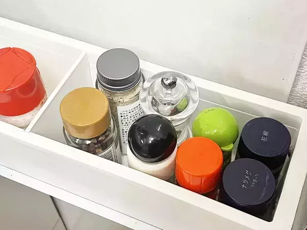 100均のブックエンドで調味料がスッキリ！　意外な活用法に「見やすさに感動」