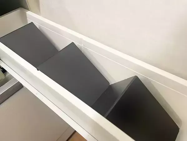 100均のブックエンドで調味料がスッキリ！　意外な活用法に「見やすさに感動」