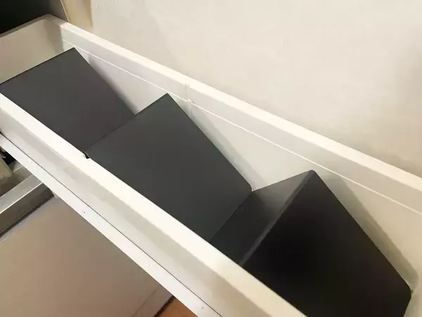 100均のブックエンドで調味料がスッキリ！　意外な活用法に「見やすさに感動」