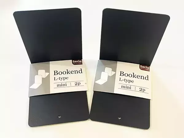 100均のブックエンドで調味料がスッキリ！　意外な活用法に「見やすさに感動」