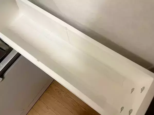 100均のブックエンドで調味料がスッキリ！　意外な活用法に「見やすさに感動」