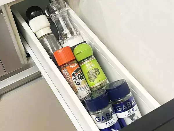 100均のブックエンドで調味料がスッキリ！　意外な活用法に「見やすさに感動」