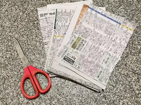 新聞を挟んで放置　古本の気になる『ニオイ』を消す簡単な裏技とは