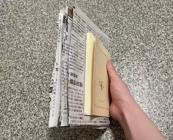 新聞を挟んで放置　古本の気になる『ニオイ』を消す簡単な裏技とは